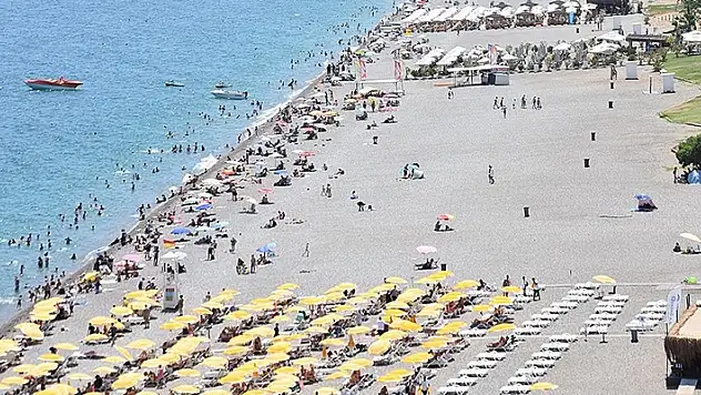Antalya sahillerinde Kurban Bayramı'nın ilk günü yoğunluk yaşanıyor
