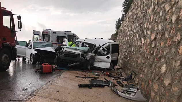 Antalya- Seydişehşir yolunda iki araç kafa kafaya çarpıştı: 1 ölü, 6 yaralı
