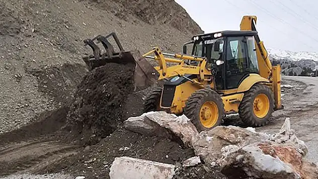 Antalya'yı Konya'ya bağlayan yayla yolu kayalarla kapatıldı