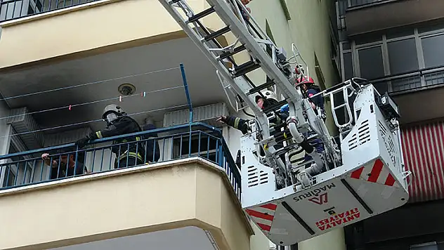 Antalya'da 15 katlı apartmanda çıkan yangında adeta can pazarı yaşandı