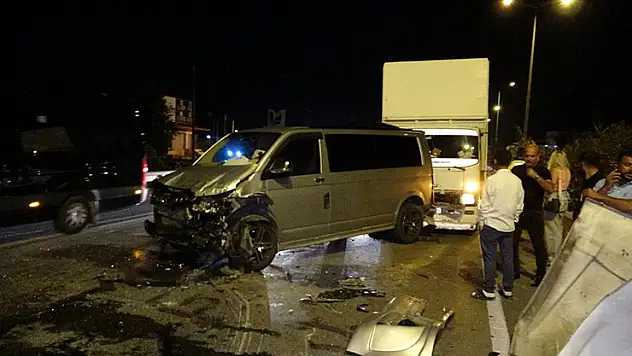 Antalya'da 3 kamyon, tur aracı ve otomobilin karıştığı zincirleme kaza: 3 yaralı
