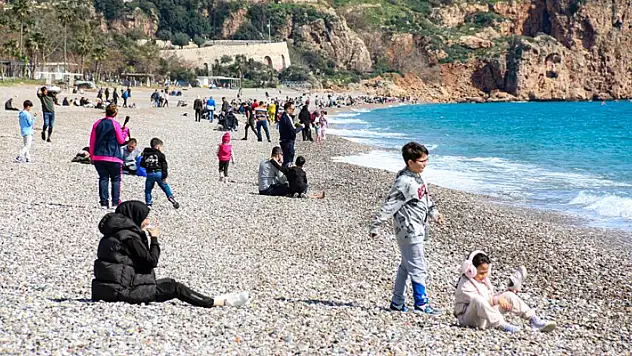 Antalya'da bahar havası, sıcaklığı hisseden denize koştu
