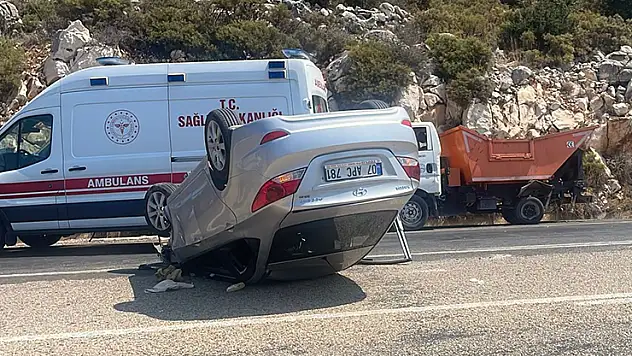 Antalya'da çöp kamyonuna çarpan araç takla attı: 3 yaralı