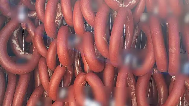 Antalya'da halk sağlığını tehdit eden 2,4 ton sucuk imha edildi
