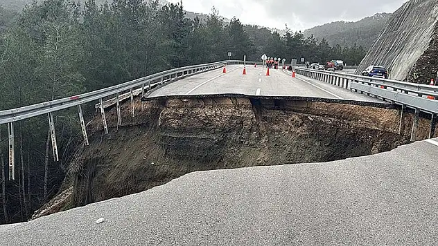 Antalya'da Kumluca-Kemer kara yolu göçük ve heyelan nedeniyle kısmen ulaşıma kapatıldı