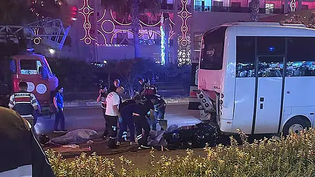 Antalya'da motosiklet park halindeki midibüse çarptı: 2 ölü