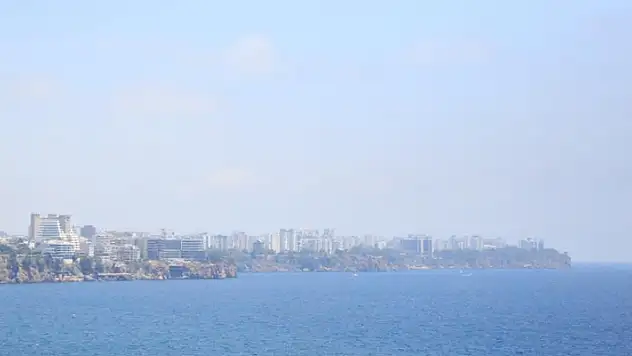 Antalya'da nem oranı yüzde 86'yı geçti, şehrin üzerini sis bulutu kapladı
