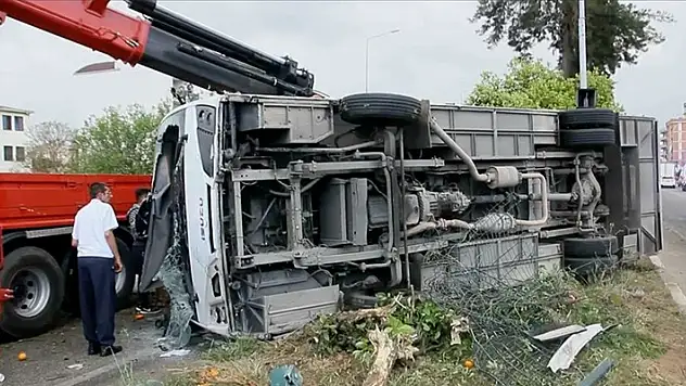 Antalya'da otel servis aracı devrildi, 19 kişi yaralandı
