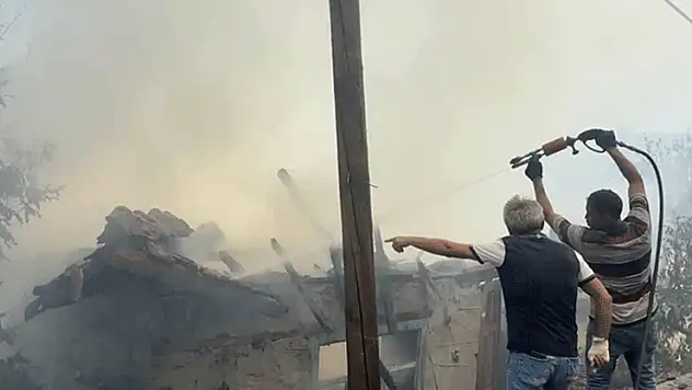 Antalya'da otluk alanda çıkan yangın evlere sıçradı