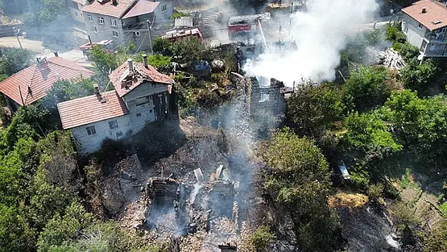 Antalya'da otluk alanda çıktıktan sonra evlere sıçrayan yangın söndürüldü