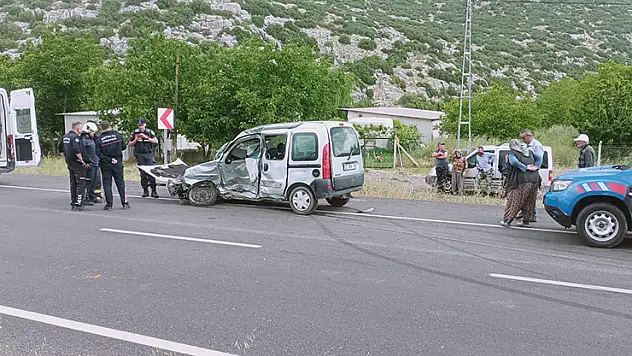 Antalya'da otomobil ile hafif ticari araç çarpıştı: 1 ölü, 3 yaralı