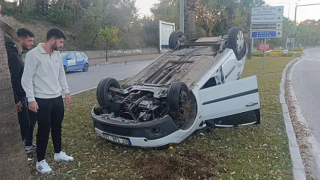 Antalya'da refüje çarpıp ters dönen araçtan ayakta çıktı