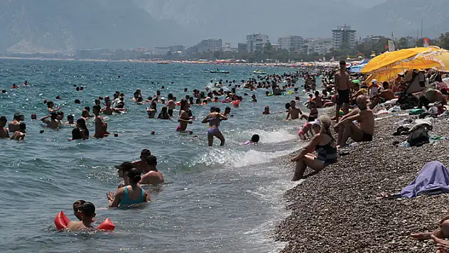 Antalya'da rekor sıcaklık nedeniyle sokaklar boşaldı, sahiller doldu

