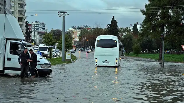 Antalya'da sağanak iş çıkışı bastırdı, hayat felç oldu
