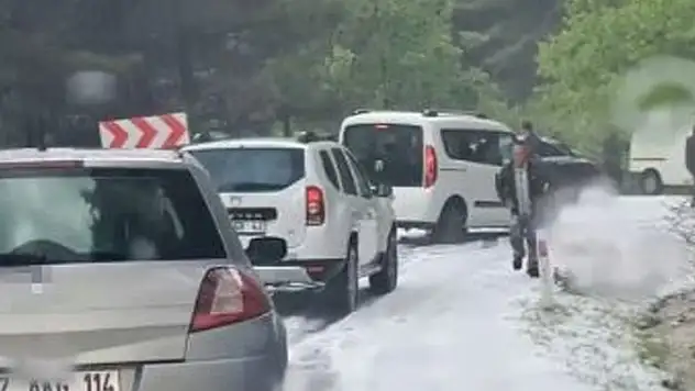 Antalya'da şiddetli dolu yağışı yayla yolunu beyaza bürüdü
