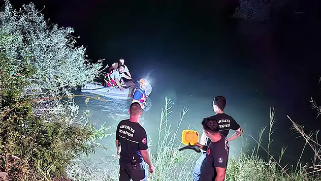 Antalya'da su seviyesi yükselen ırmakta mahsur kalan 3 kişi kurtarıldı