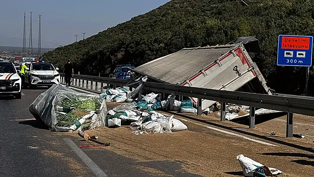 Antalya'da tır devrildi, ortalık savaş alanına döndü: Genç sürücü hayatını kaybetti