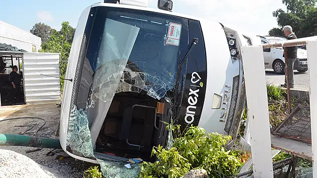 Antalya'da tur midibüsü devrildi 18'i turist 19 yaralı