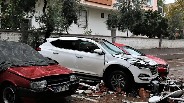 Antalya'da uçan çatı duvarı 4 aracın üzerine düşerek ortalığı savaş alanına çevirdi
