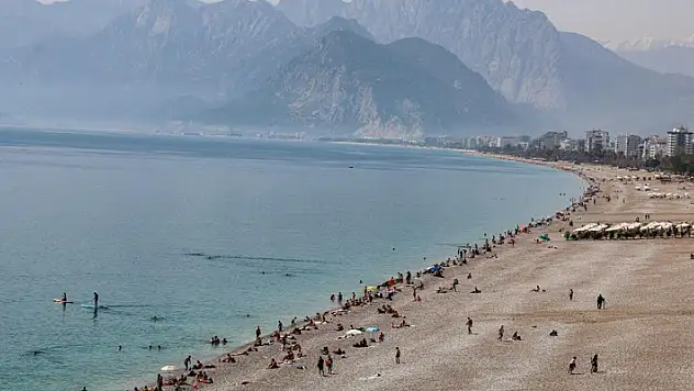 Antalya'da vatandaşlar oylarını kullandıktan sonra Konyaaltı sahiline akın etti
