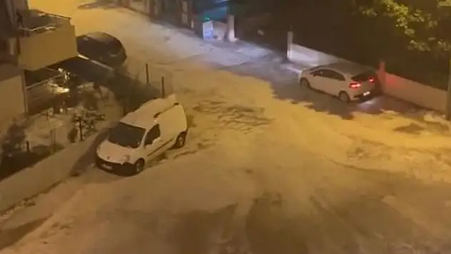 Antalya'da yağan dolu ile sokaklar beyaza büründü
