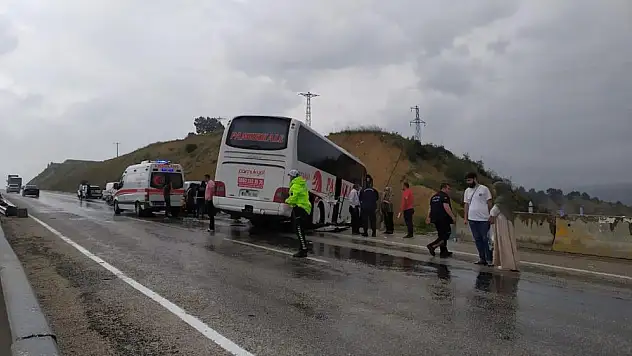 Antalya'da yoldan çıkan otobüs toprak yığınına çarptı: 10 yaralı
