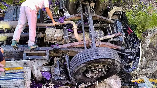 Antalya'da yumurta yüklü kamyon devrildi: 1 ölü