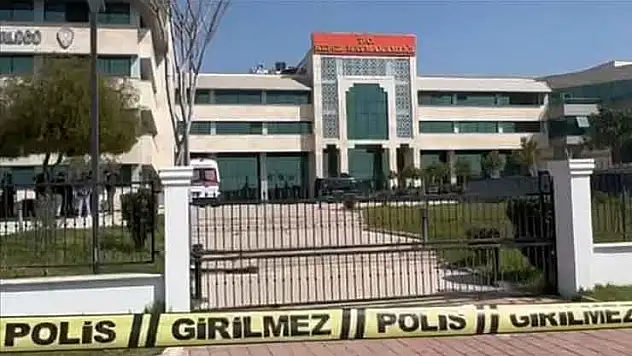 Antalya'nın Kepez ilçesinde Hükümet Konağı'nda silahla ateş edilmesi üzerine bölgeye polis ekipleri yönlendirildi