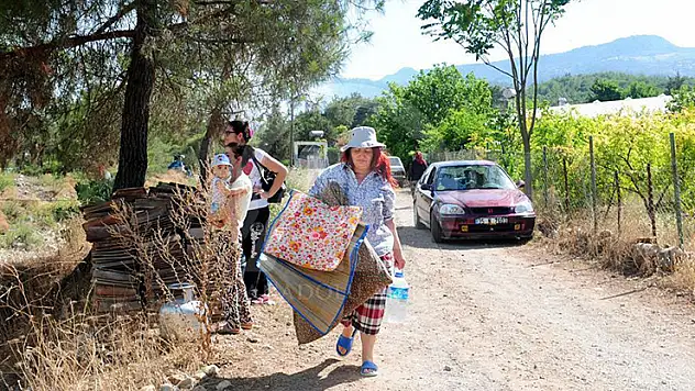 Antalya'nın üç ilçesinde orman yangını: Evler tahliye ediliyor