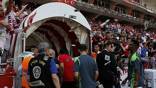 Antalyaspor taraftarları Eto'o'ya Dolar attı
