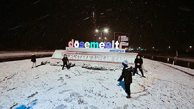 Antalya'ya 29 yıl sonra kar yağdı