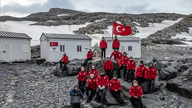 Antarktika'da 10. yıl: Türk bilim insanları gezegenin geleceği için çözüm arayışını sürdürüyor
