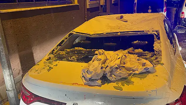 Antendeki karı temizleyen kişi, çatıdan otomobilin üzerine düşüp yaralandı

