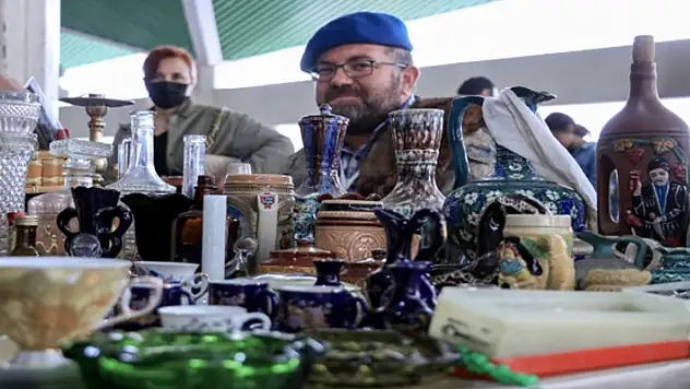 Antika tutkunlarını buluşturan pazar ziyaretçilerine nostalji yaşatıyor
