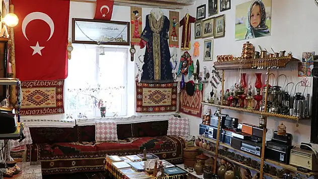 Antika tutkunu emekli memur, 35 yıldır eşiyle biriktirdiği eşyaları evinde sergiliyor