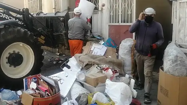 Apartman sakinleri kötü kokuyu ihbar etti, çöp ev beş saate temizlendi
