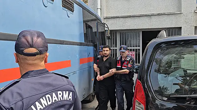 Apartman yöneticisini yaralayıp, eşini öldüren sanığa indirimle 28 yıl hapis cezası verildi
