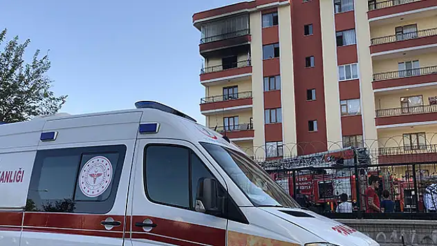 Apartmanda çıkan yangında 7 kişi dumandan etkilendi