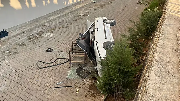 Apartmanın bahçesine devrilen otomobilin sürücüsü yaralandı
