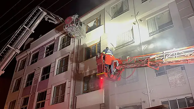 Apartmanın garajında başlayan yangında onlarca kişi evinde mahsur kaldı
