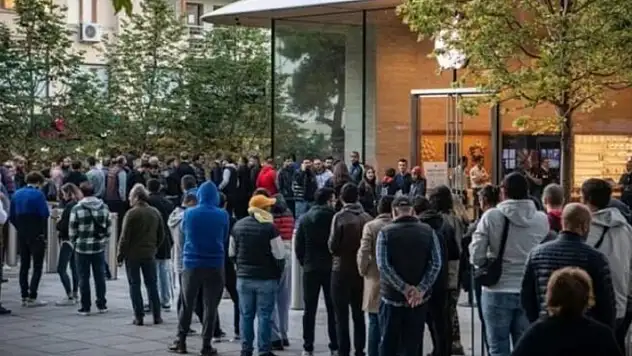 Apple'ın iPhone 15 serisi için vatandaşlar, geceden kuyruk oluşturdu! 