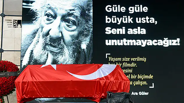 Ara Güler son yolculuğuna yanından hiç ayırmadığı fotoğraf makinesi ile uğurlandı
