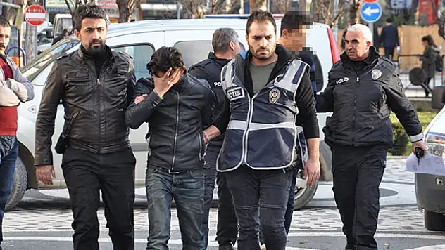 Araba çalıp satan şebeke üyeleri Konya'da yakalandı