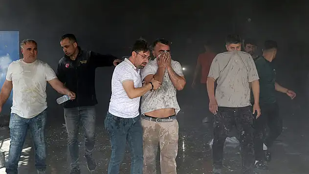 Araç boyama atölyesindeki yangında 12 kişi dumandan etkilendi