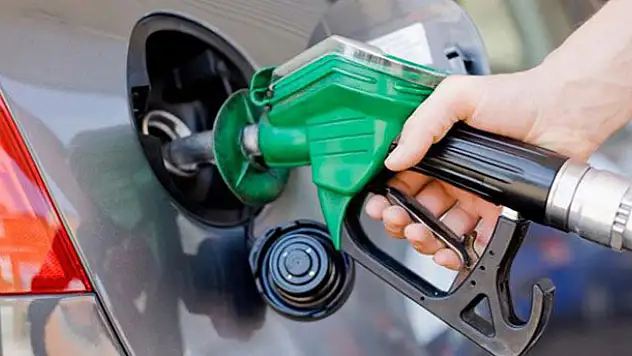 Araç sahiplerine büyük müjde - Benzine 9 kuruş indirim!