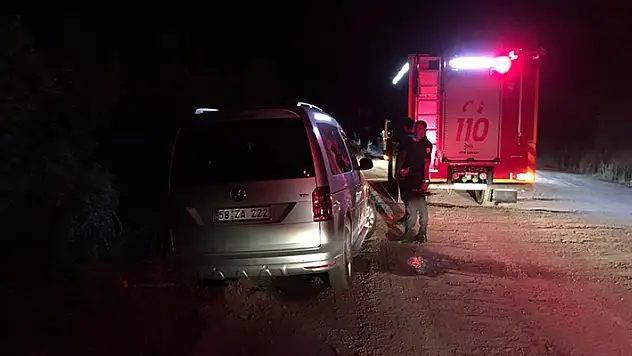 Araç uçurumda asılı kaldı, sürücü 20 metreden düştü
