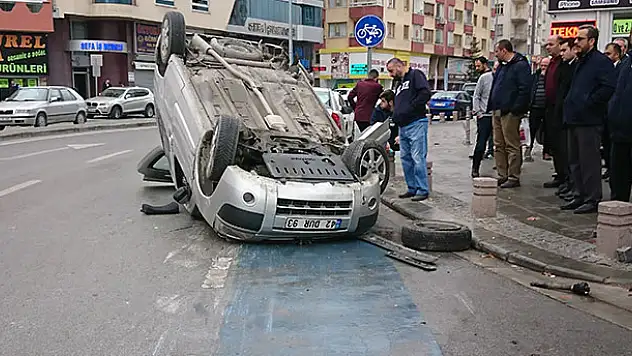 Aracın altında kalmaktan kıl payı kurtuldular