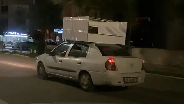 Aracın tavanına koli bandıyla yapıştırdığı dolapla trafikte böyle seyretti
