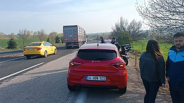 Aracından inen tır sürücüsüne otomobil çarptı