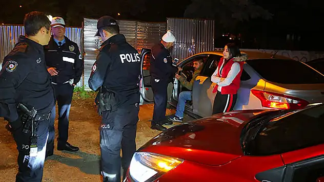 Aracını polisin üzerine süren sürücüye 5 bin TL para cezası kesildi